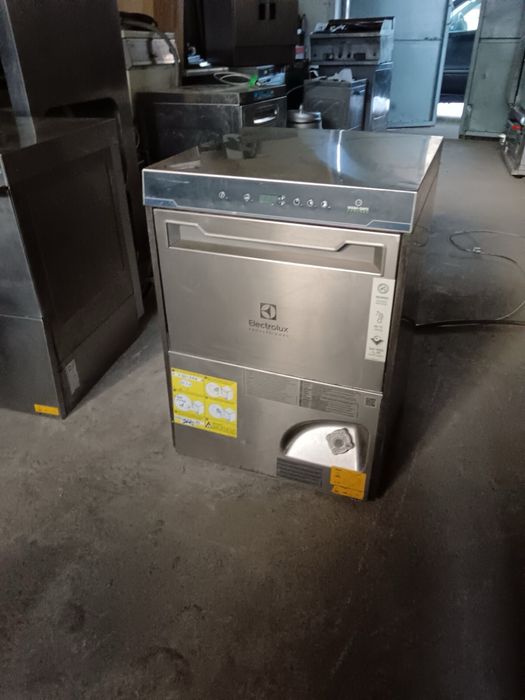 Професионална съдомиялна машина Electrolux