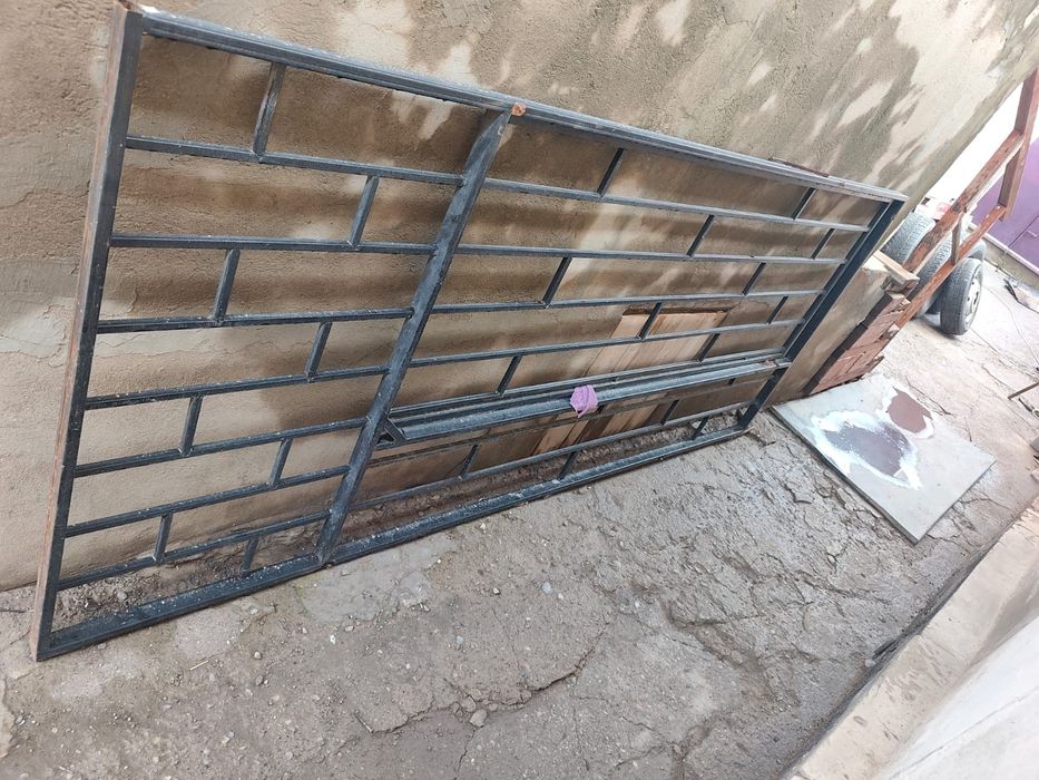 Продам металлическую решётку на двери