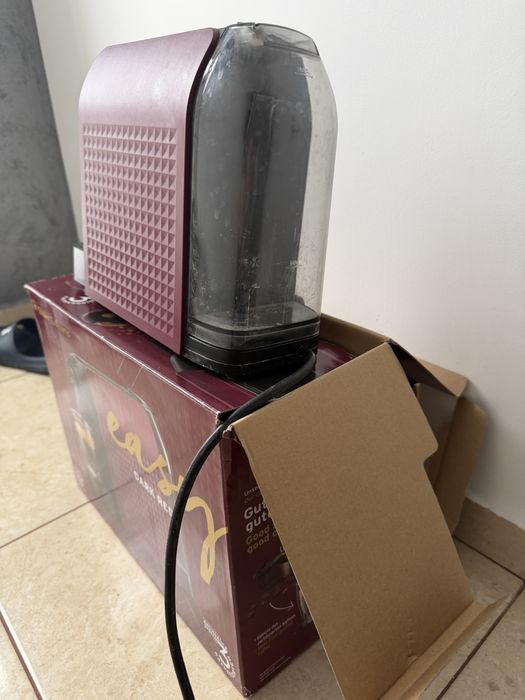 Aparat de cafea cu capsule aproape nou
