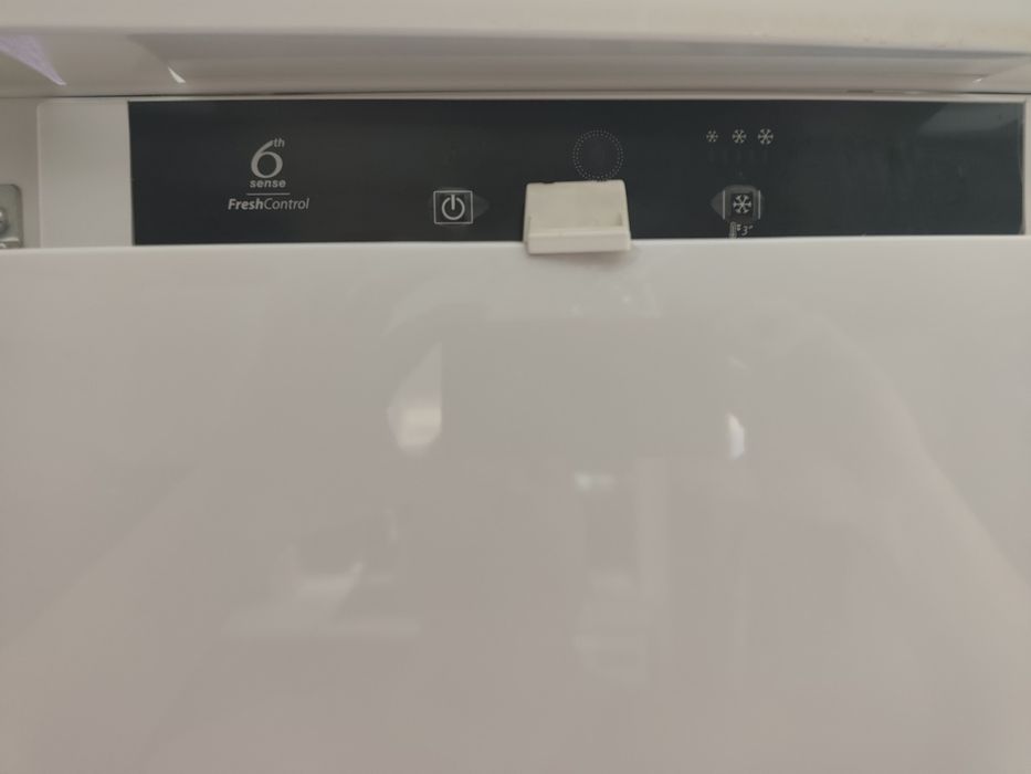 Хладилник за вграждане Whirlpool 6 Sense