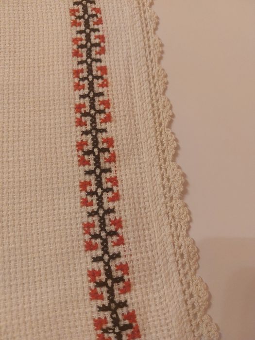 Față de masă artizanală -  brodată manual