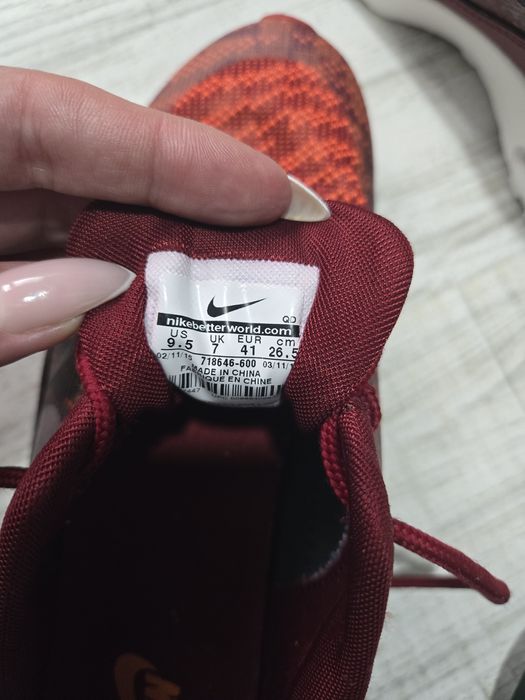 Маратонки NIKE..