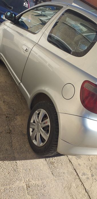 Продавам лек автомобил Тойота Ярис