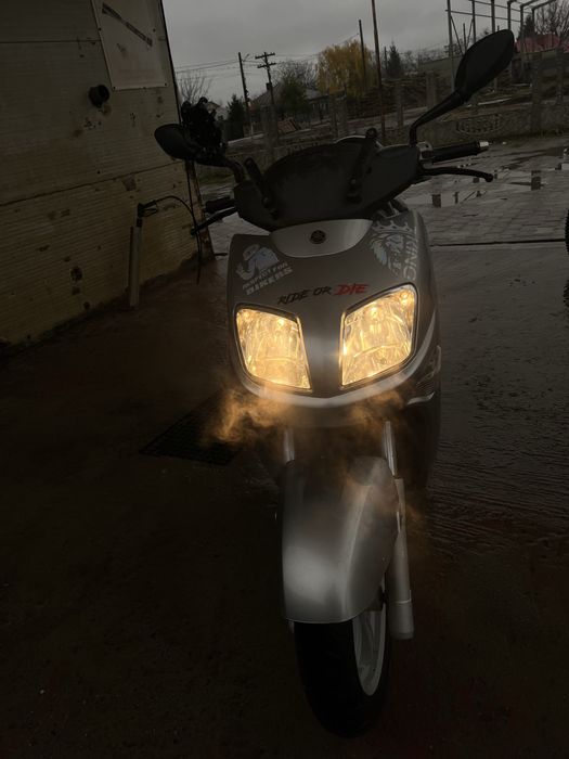 Vand sau schimb ! Yamaha versity 300cc