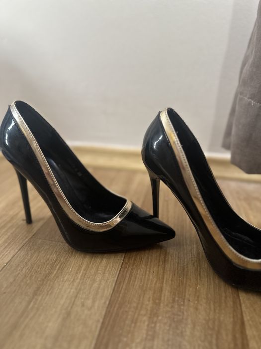 Стилетo с черен и златист цвят