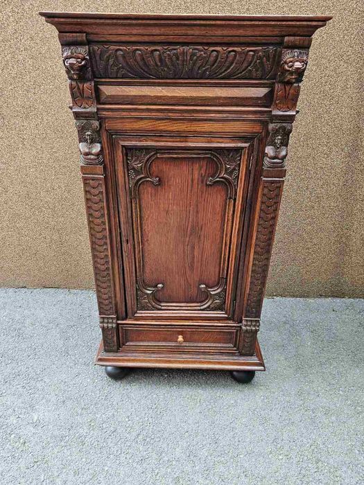 Уникален шкаф с дърворезба