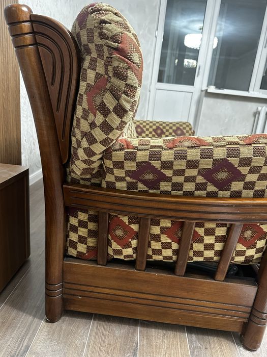 Диван деревянный итальянский