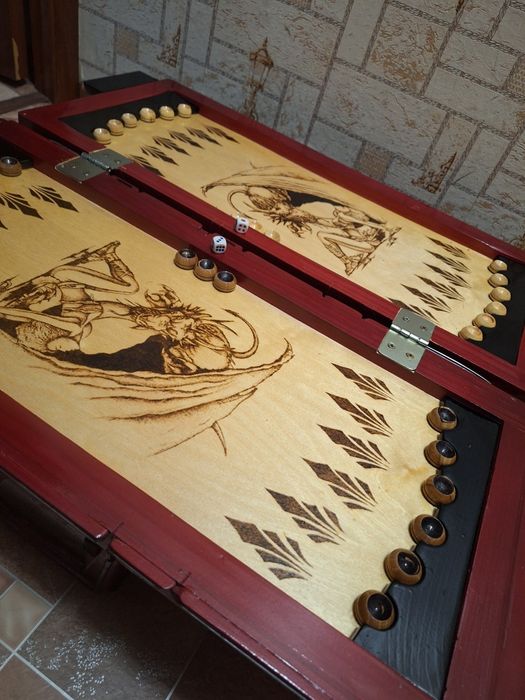 Необычные нарды в виде машинки.