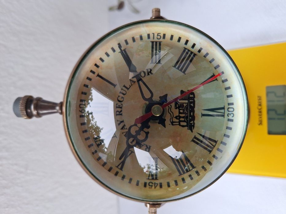 Часовник масивен бронзов настолен с ретро дизайн 



Настолен масивен