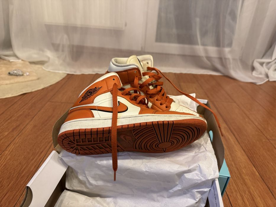 Vand ghete Jordan 1 Mid SE originali 100%, marimea 38,5