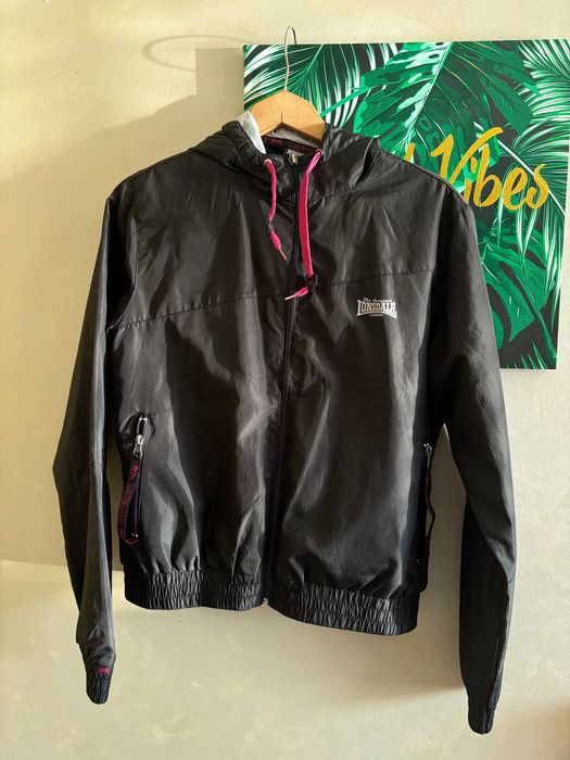 Спортно яке Lonsdale London- с качулка и акценти в розово