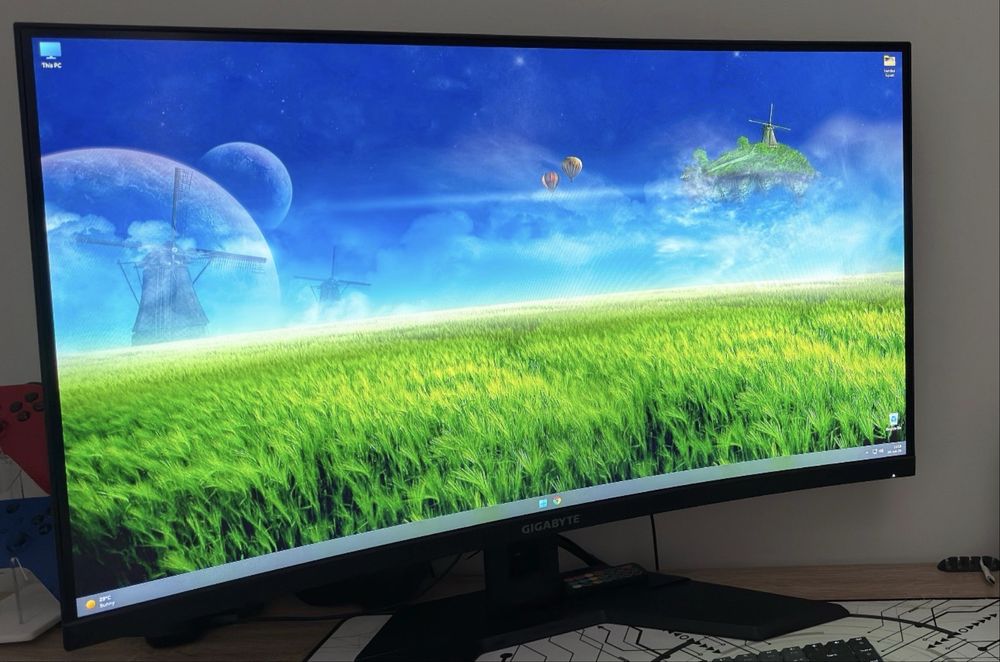 Monitor Gaming Curbat LED Gigabyte 32 inch 2k QHD (2560x1440), 165Hz (170Hz oc) + leduri pe spate cadou