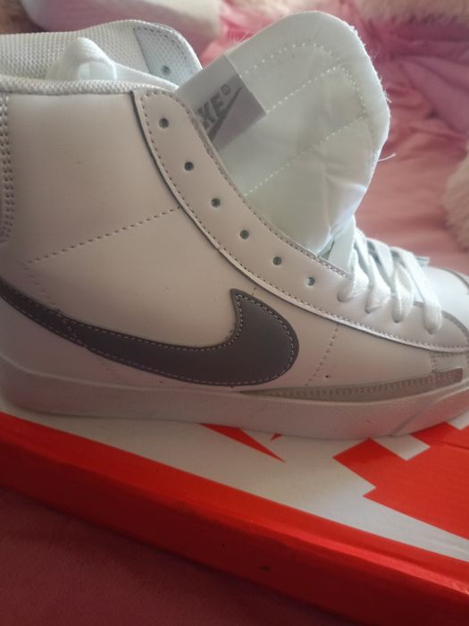 Продам новые кроссовки