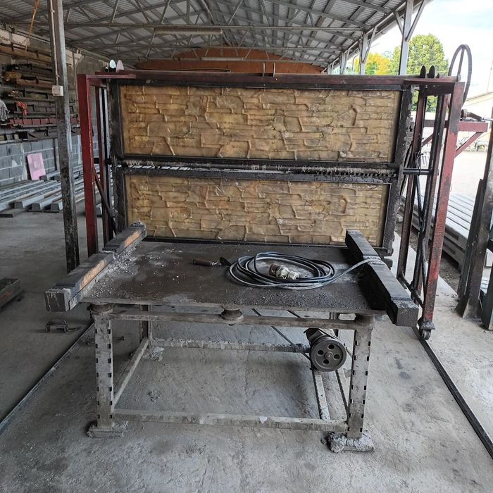 Matrite profesionale placi gard beton, macara si masa vibranta