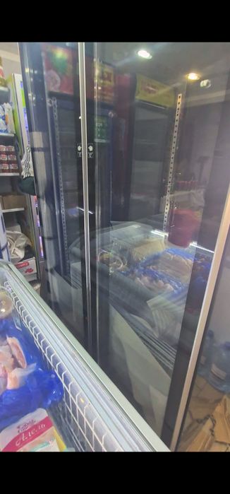Продам витринный холодильник