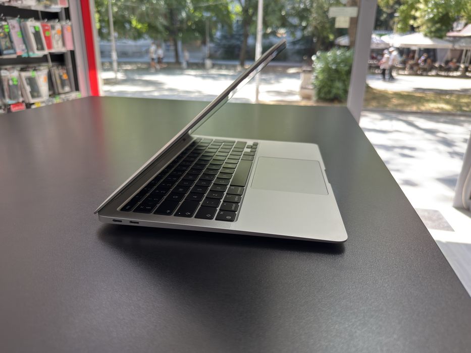 Macbook M1- изключително запазен