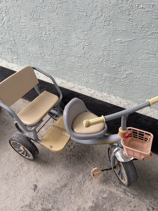 Продам двухместнй трехколесный велосипед