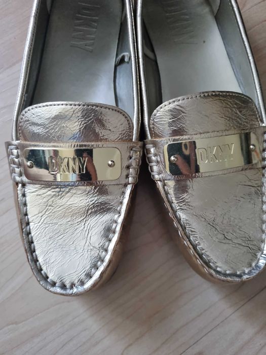 DKNY мокасини в златист цвят