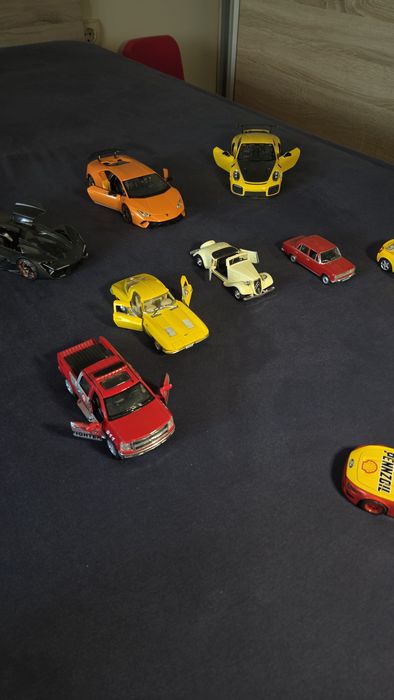 Продавам използвани колички Hotwheels, Matchbox, Maisto, Welly в различни мащаби