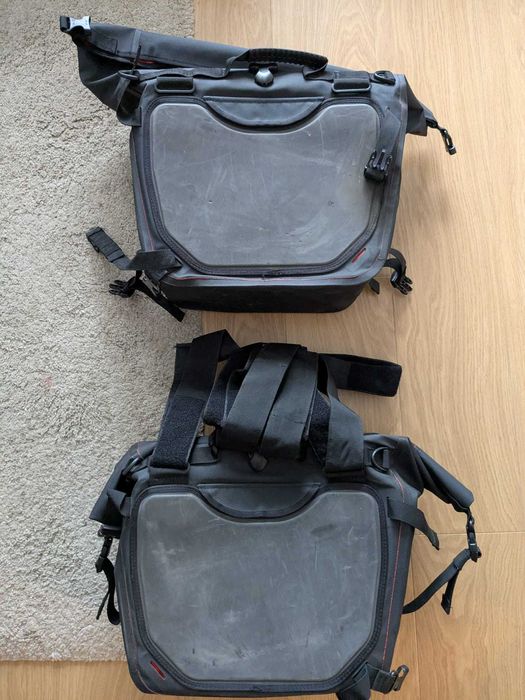 Vand doua genti motocicleta Enduristan Monsoon 3 in stare foarte buna