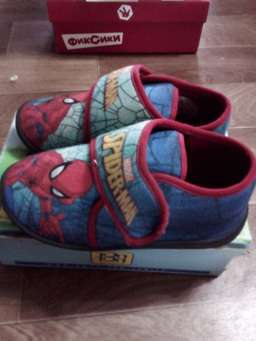 Продам кроссовки на мальчика.