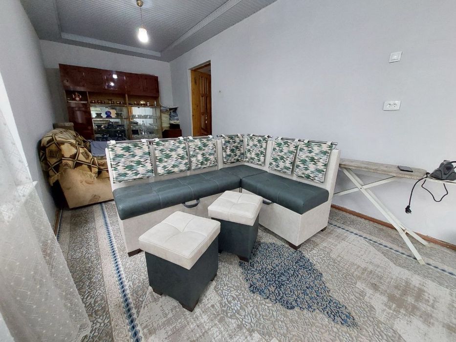 Ugolok yumshoq mebel