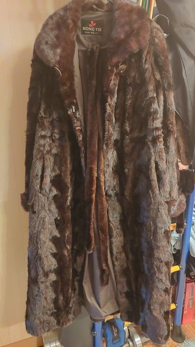 Продам верхнюю одежду и вещи