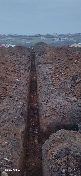 Execut lucrări cu miniexcavator