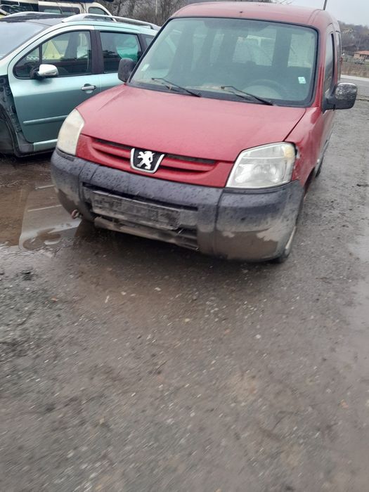 Продавам пежо партнер на части