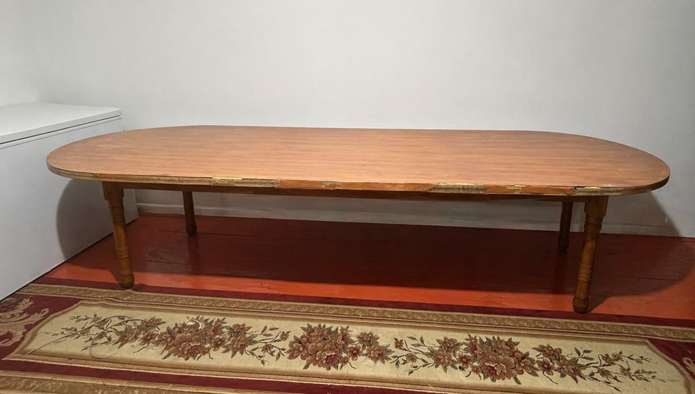 Большой овальный стол! Срочно!