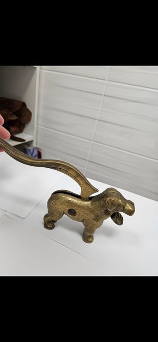 Câine bronz spărgător de nuci