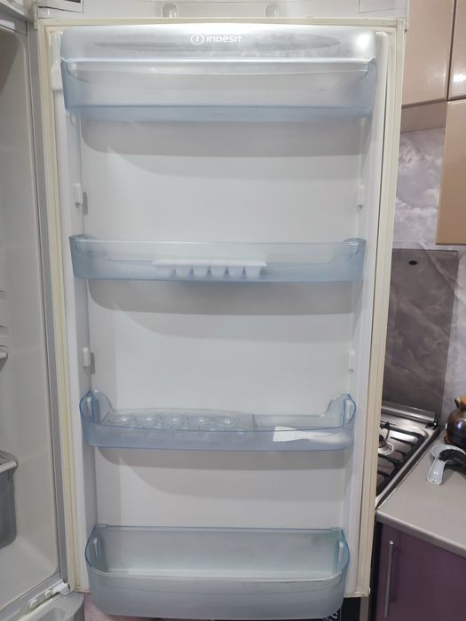 Холодильник indesit