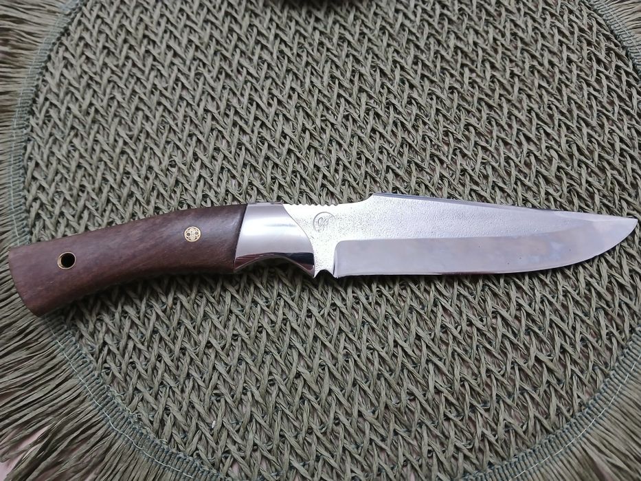 Set 2 cuțite: cuțit facut la comanda N690 cu mâner din nuc + cutit bushcraft de la Dacobi: Zimbrul 1.0