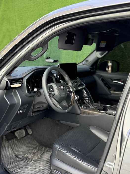Toyota land cruiser 300
