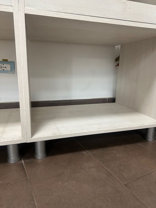 Rafturi magazin alimentar și tejghea în stare impecabilă din pal