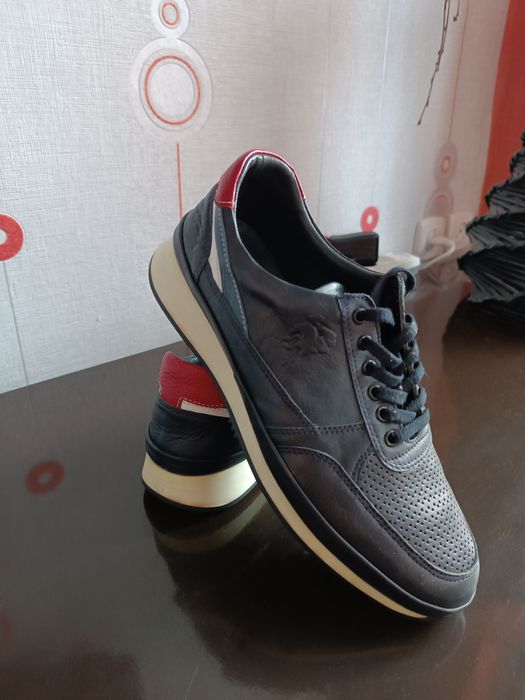 Продам кроссовки