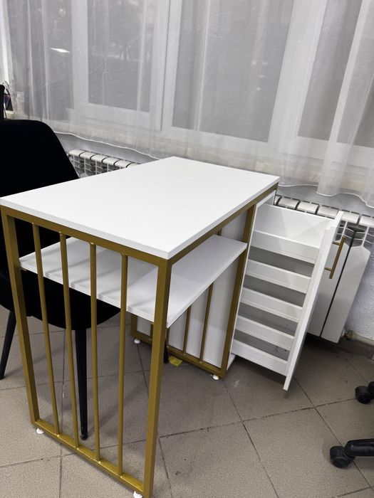 Маникюрные столы