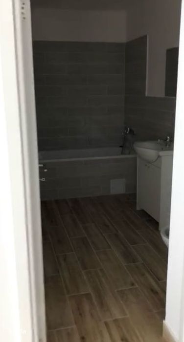 Apartament cu 3 camere, parcare, balcon, zona Stejarului — fotografia 3