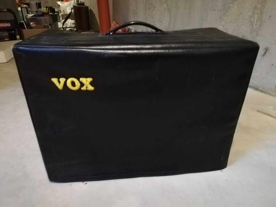 Продавам усилвател за китара VOX-AC15!