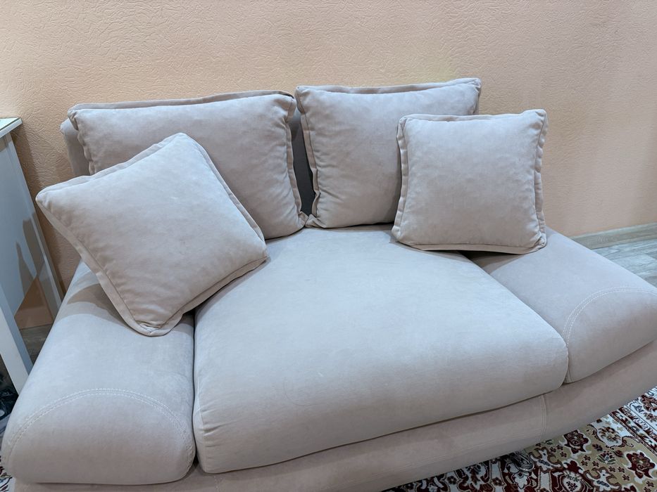 Нежно-розовой диван