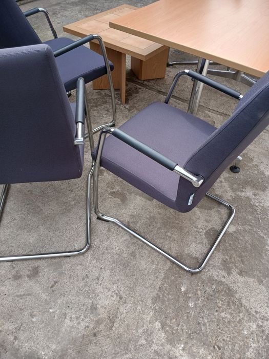 Продавам две маси и 6 стола