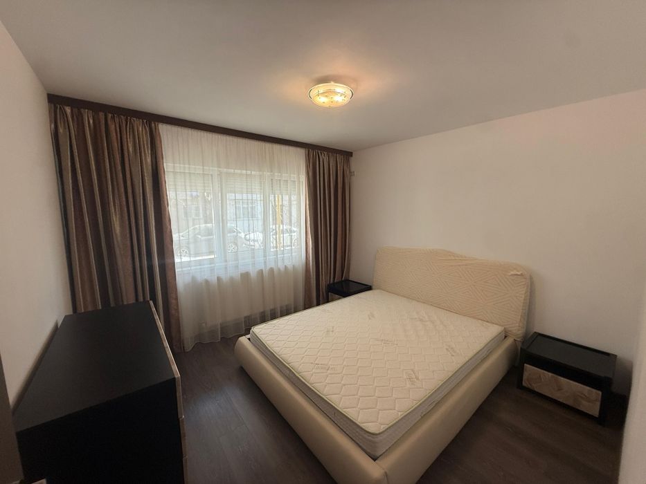 Vând apartament cu 3 camere, zona Anda