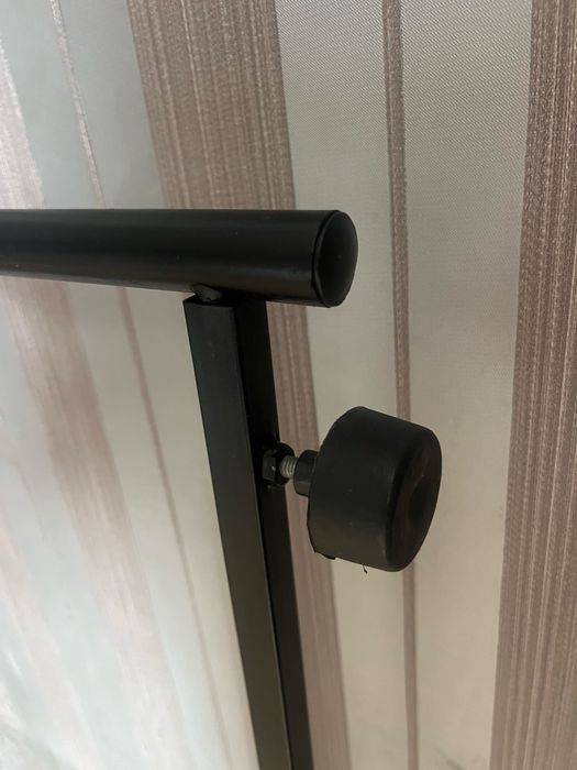 Продам вешалку железную