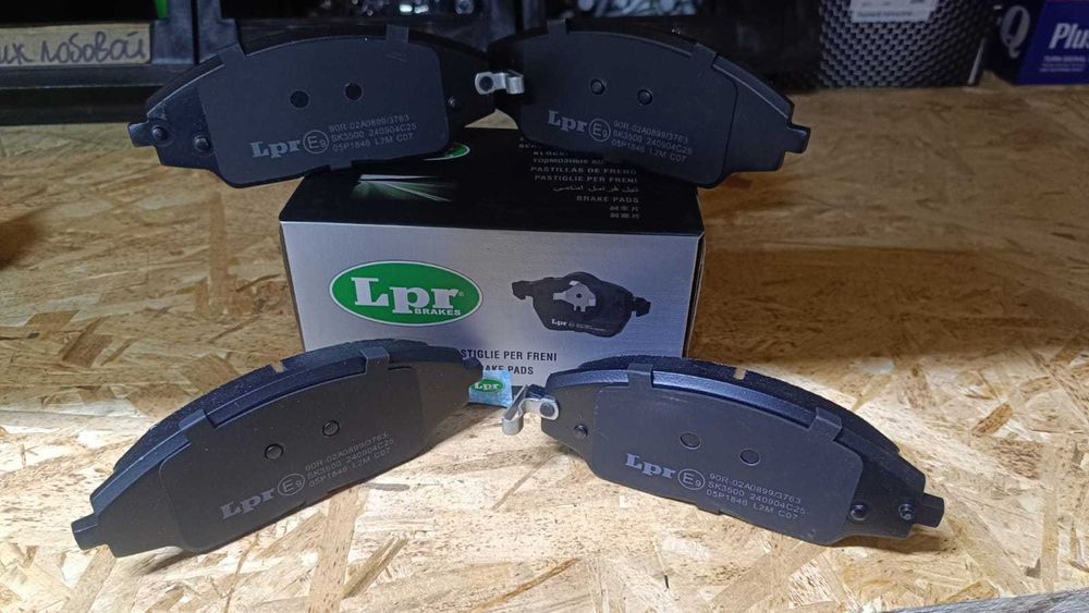 Передние колодки отличного качества на Шевроле Кобальт