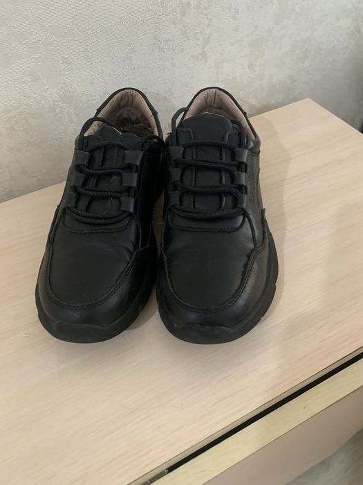 Продам туфли школьные на мальчика,размер 39,