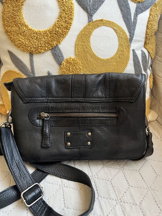 Малка черна, кожена чанта през рамо