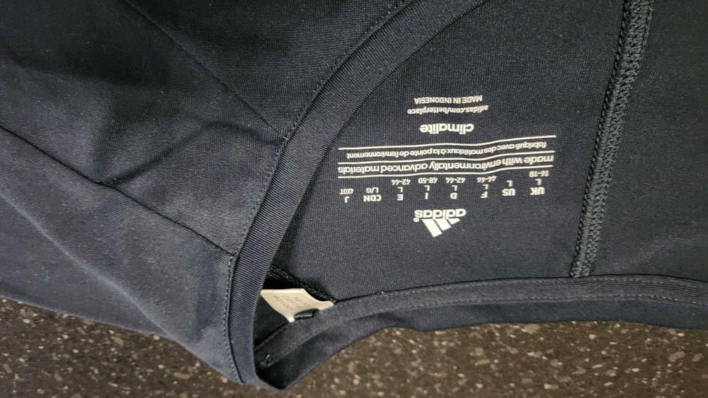 Продавам блузон и спортен клин на марката Adidas