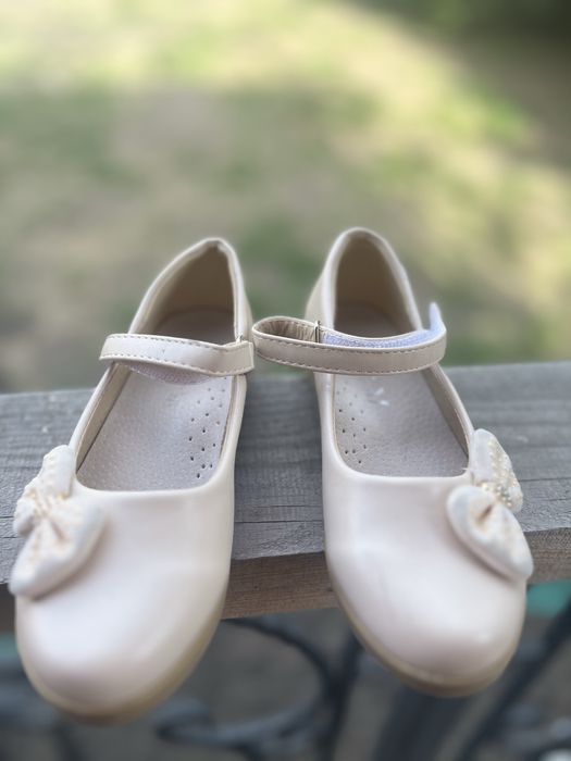 Продам сандали, туфли на девочку 27 размера