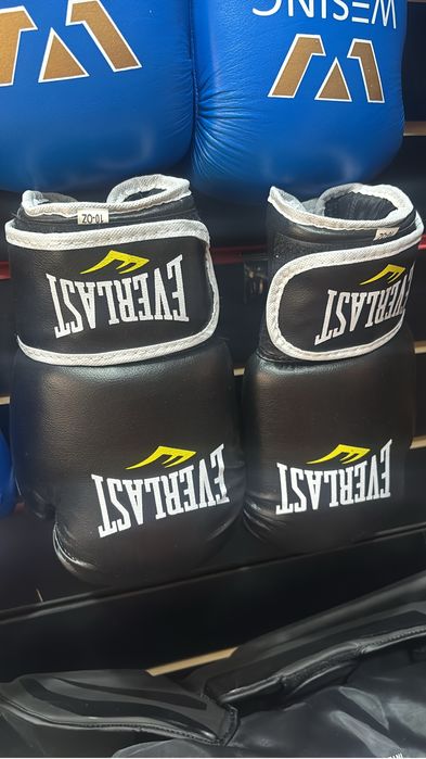 Бокс инвентари шлемы, капы, перчатки, форма