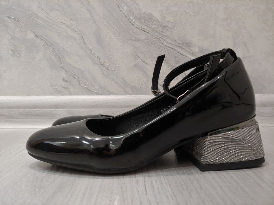 Продается туфли с ремешком